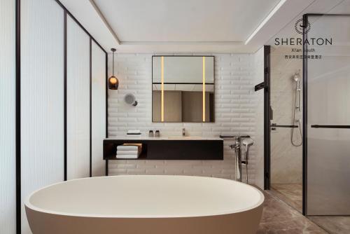 西安西安高新区喜来登酒店的浴室配有白色浴缸和水槽