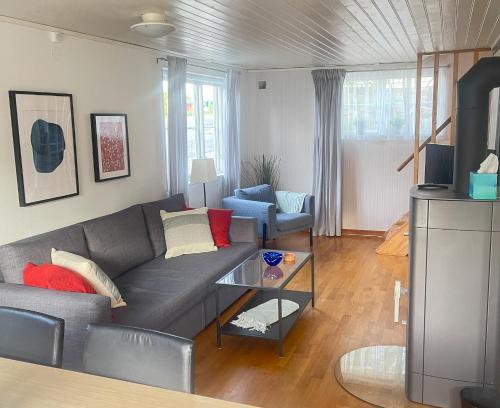 AsarumLovely Waterfront Cottage near Karlshamn的客厅配有沙发和桌子