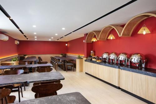 当格浪阿玛丽斯酒店 - 班达拉苏卡诺哈塔的餐厅拥有红色的墙壁和桌椅