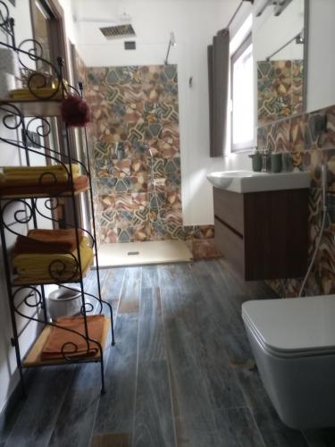 阿拉西奥Mansarda sul mare的一间带卫生间和水槽的浴室