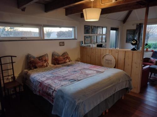 HankHoliday cottage de Garage Inn的一间带一张大床的卧室,位于带窗户的房间内
