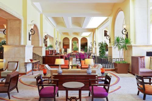 土桑The Westin La Paloma Resort & Spa的酒店大堂设有桌椅
