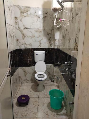 乌贾因Rajdarshan Hotel的一间带卫生间和水槽的浴室