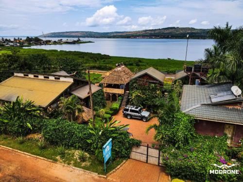 金贾Home On The Nile water front Cottage的村庄空中景色,车道上停有车辆