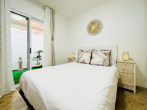 比利亚努埃瓦-赫尔特鲁Oyansa Apartments的白色的卧室设有床和窗户