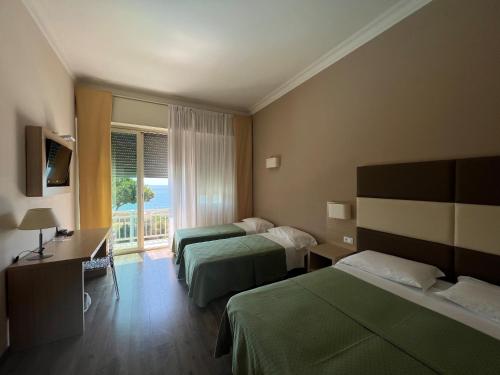 圣雷莫拿破仑酒店的酒店客房设有两张床和窗户。