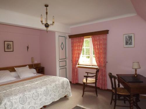 拉福雷富埃南马努杜斯唐酒店的一间卧室配有一张床、一张书桌和一个窗户。