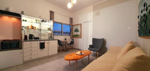 雅典Acropolis View Apartment in the Heart of Monastiraki的客厅配有沙发和桌子