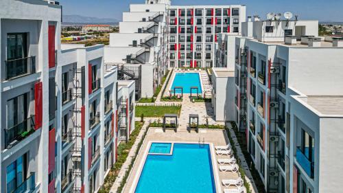 安塔利亚C Suites Antalia的公寓大楼的空中景致,设有2个游泳池