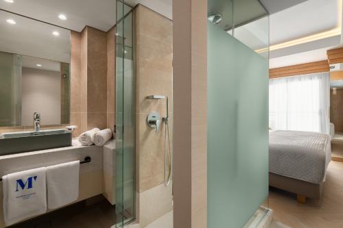 罗德镇地中海酒店的浴室配有盥洗盆和带镜子的淋浴