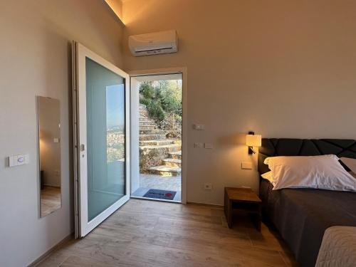 斯培西亚梅格利亚88酒店的一间卧室设有一张床和一个滑动玻璃门