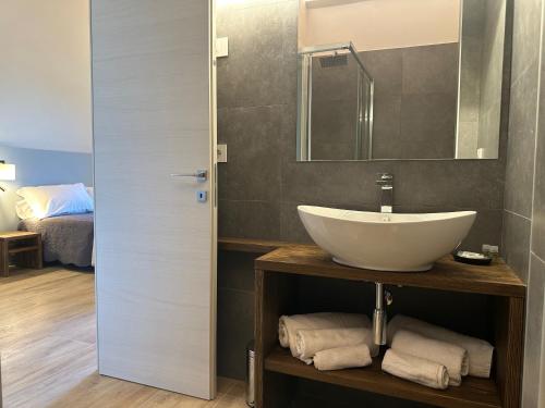 斯培西亚梅格利亚88酒店的一间带水槽和镜子的浴室