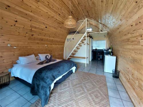 波切夫斯特鲁姆TangleWood Nature Estate的木制客房内的一间卧室,配有一张床