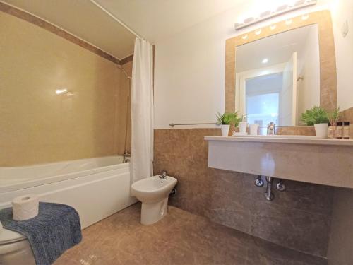 波尔蒂芒Garden BEACH LUXURY APARTMENT Litoralmar的浴室配有盥洗盆、卫生间和浴缸。