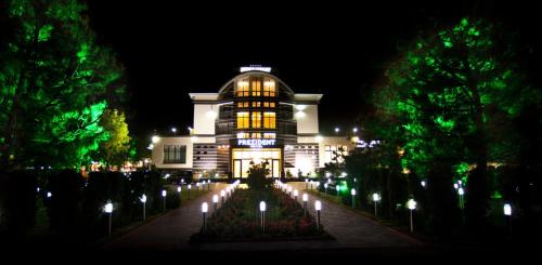 基希讷乌President Resort Hotel的一座建筑,在晚上有灯