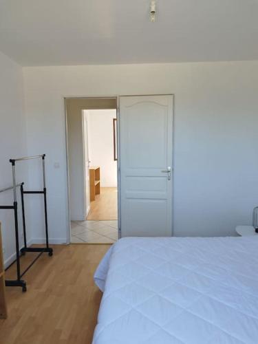 Saint-SaulgeMaison individuelle的卧室配有白色的床和门廊。