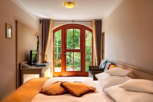 里沃Oasis Resort & Spa的卧室在窗户前配有两张床