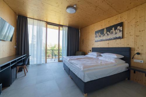 卡罗维发利Depandance hotelu Vítkova Hora的一间卧室配有一张床、一张书桌和一个窗户。