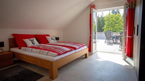 施卢赫湖Ferienwohnung Mayer的一间卧室设有一张床和一个滑动玻璃门