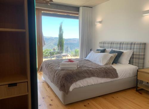 CastedoQuinta de Santa Marinha的一间卧室设有一张床和一个大窗户