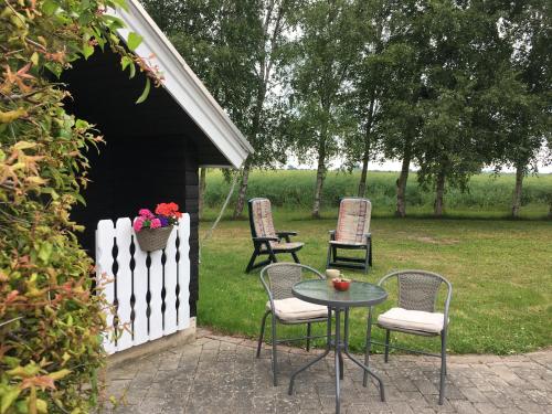 IdestrupStunning Romantic Cabin close to Baltic see的后院的桌椅,带白色围栏