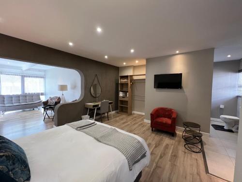 约翰内斯堡Le'Ciara Luxury Guest House的一间卧室设有一张床和一间客厅。