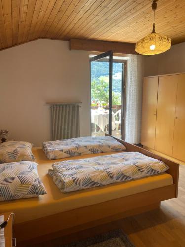 纳图尔诺Haus Käfersberg的一间卧室设有两张床和窗户。