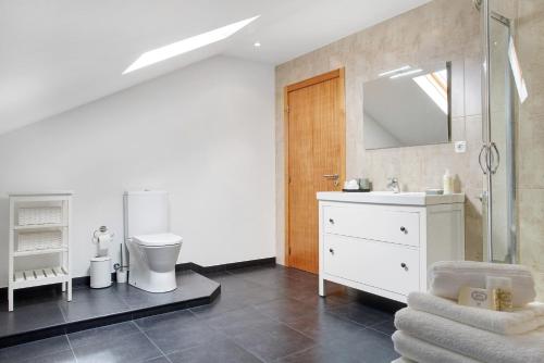 桑塔纳Casa da Olides - Studio的一间带水槽、卫生间和镜子的浴室