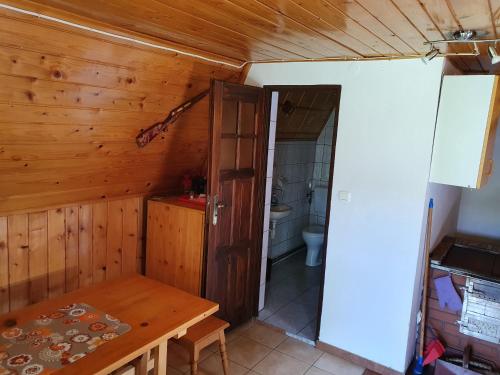 KrempnaPod Mareszką的一间带桌子的小厨房和一间浴室