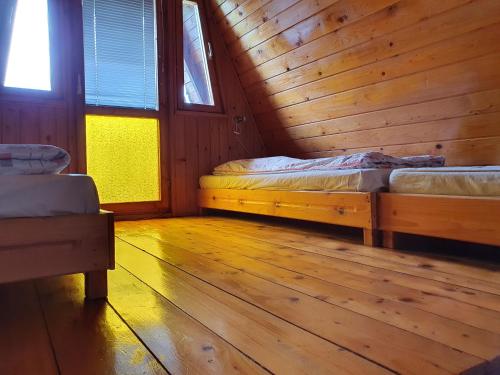 KrempnaPod Mareszką的小木屋内一间卧室,配有两张床