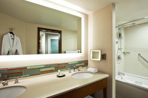 希尔顿黑德岛希尔顿黑德岛威斯汀度假酒店及Spa的一间带两个盥洗盆和大镜子的浴室