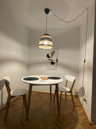 格丁尼亚Klimatyczna kawalerka w centrum的一张桌子和椅子,放在一个灯具的房间