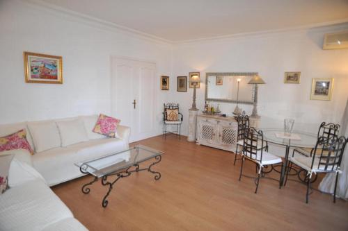 戛纳Lavande de Croisette的客厅配有沙发和桌子