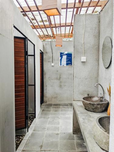塔巴南PukuPods - Tent & Cabin的浴室配有石质水槽和水槽。
