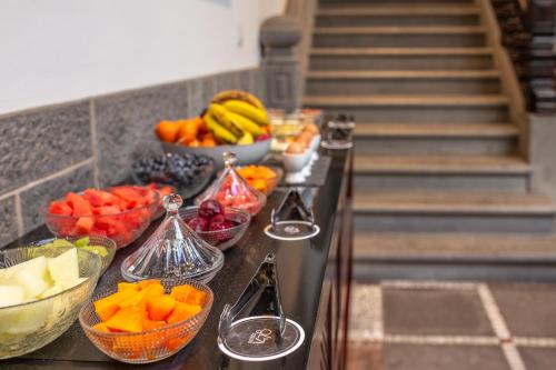 大加那利岛拉斯帕尔马斯Suites 1478的自助餐,在柜台上放上一碗水果和蔬菜