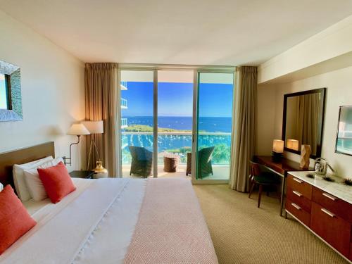 迈阿密Spectacular Views in Bayfront Coconut Grove的酒店客房设有一张床和一个大窗户