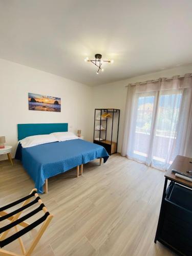 波尔图·埃尔科莱Guest House Tramontana 19的一间位于客房内的蓝色床卧室