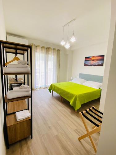 波尔图·埃尔科莱Guest House Tramontana 19的一间卧室配有一张带绿毯的床