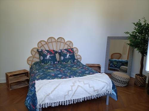 LamagistèreBellevue的一间卧室配有一张带蓝色棉被的床