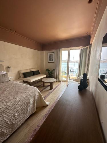 埃尔莫波利斯Igisó的一间卧室配有一张床,享有海景