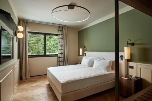 的里雅斯特Maximilian Suites的卧室配有白色的床和窗户。