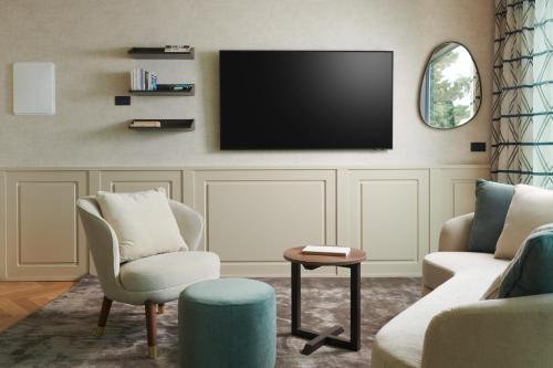的里雅斯特Maximilian Suites的客厅的墙上配有平面电视。