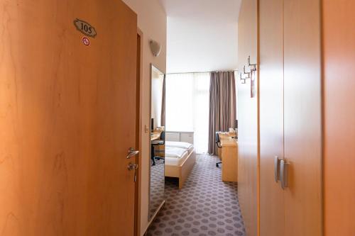 拉多夫吉卡德沃尔城堡酒店的走廊,带卧室的酒店客房