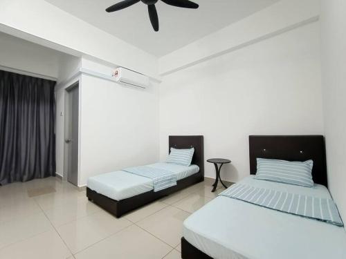 斯里曼绒Manjung CY Homey Stays The Venus Residence的一间卧室配有两张床和吊扇