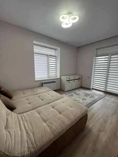 罗夫诺VIP апартаменти біля озера的一间卧室设有一张大床和两个窗户。