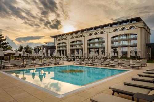 卡赞勒克Kings' Valley Medical & Spa Hotel的 ⁇ 染酒店,带游泳池和椅子