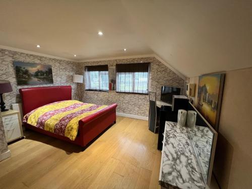 彻特西The Caduceus- Residence的一间卧室配有一张床和一张书桌
