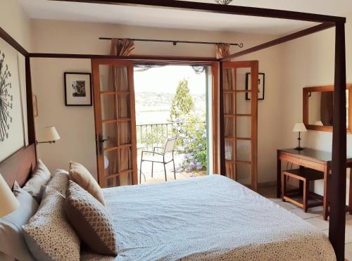 贝赫尔-德拉弗龙特拉Cortijo del Sueño的一间卧室设有一张床和一个滑动玻璃门