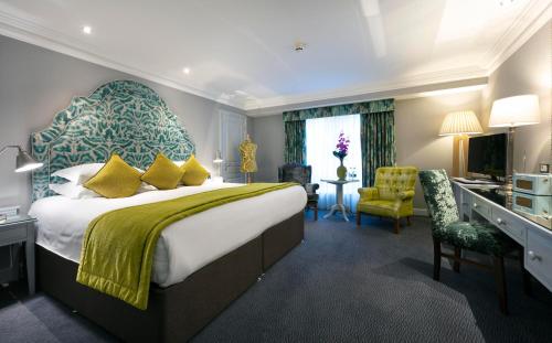 都柏林溪流酒店的酒店客房设有一张大床和一张书桌。