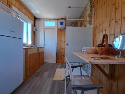 TriquivijateTiny house camión fijo en Islas Canarias的厨房配有柜台、桌子和椅子